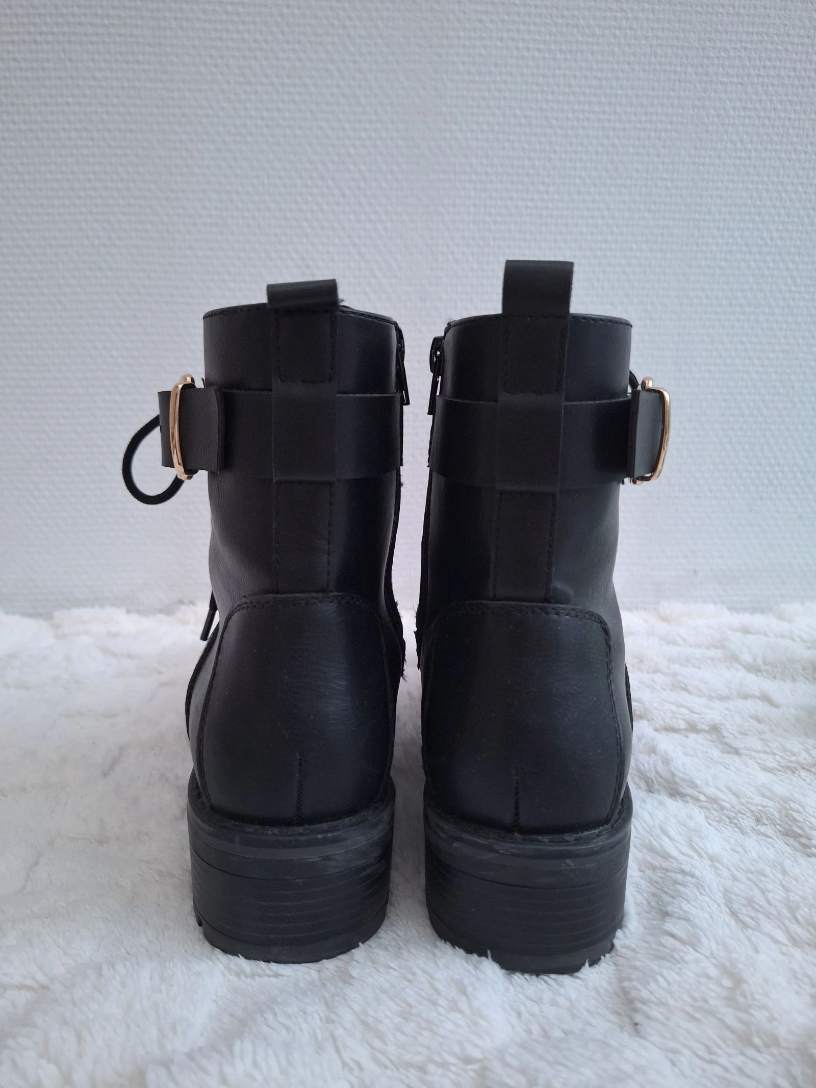 Botas de cano baixo pretas com detalhes dourados tamanho 38 – photo 3